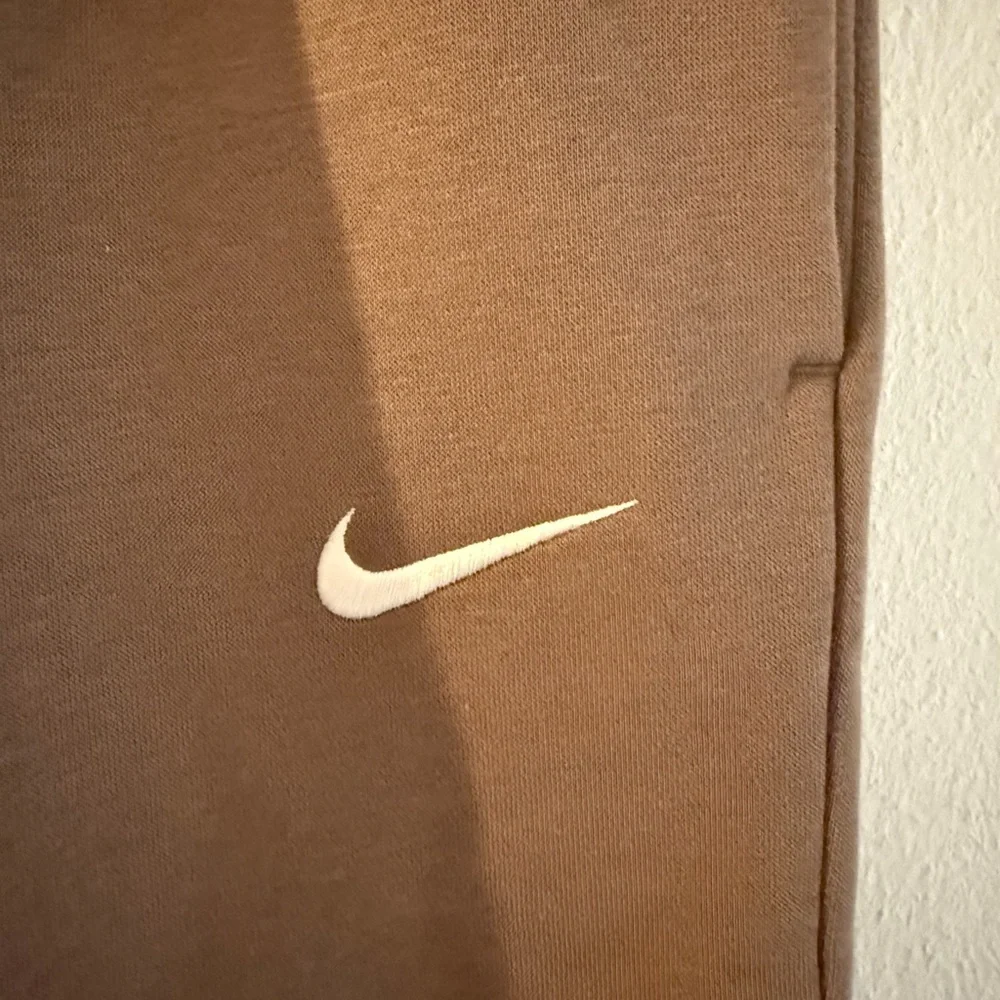 Women Nike Brown Sweatpants with White Logo - Picture 2 of 4